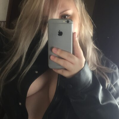 GlossyBitch naked stripping on cam for live sex video chat