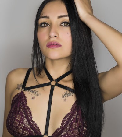 HannaTaylor naked stripping on cam for live sex video chat