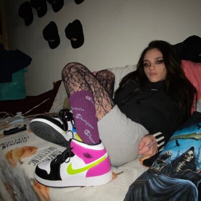 hendrixxfieldsxx naked stripping on cam for live sex video chat