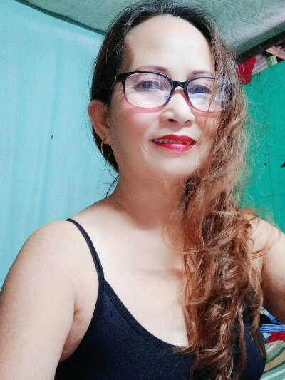 hotwetgran naked stripping on cam for live sex video chat