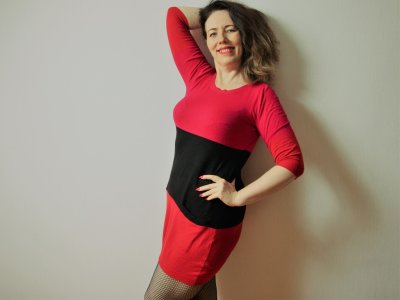 InskyBonnie naked stripping on cam for live sex video chat