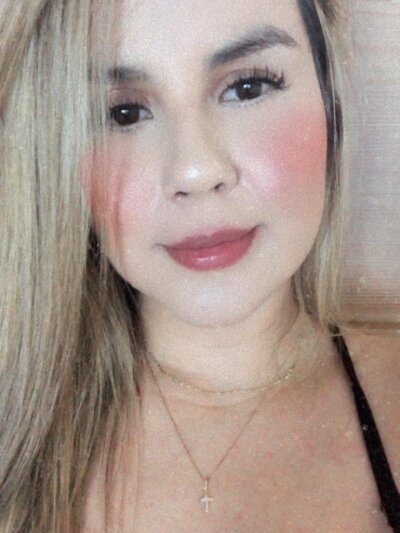 ivanna_x naked stripping on cam for live sex video chat