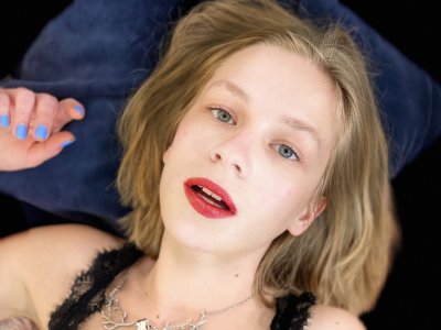 Jana-Bella naked stripping on cam for live sex video chat