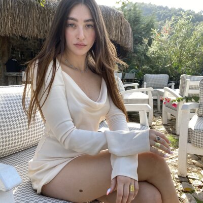 JeniferMoonS naked stripping on cam for live sex video chat