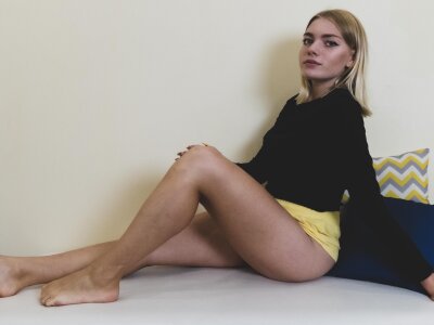 JessicaMcKinky naked stripping on cam for live sex video chat