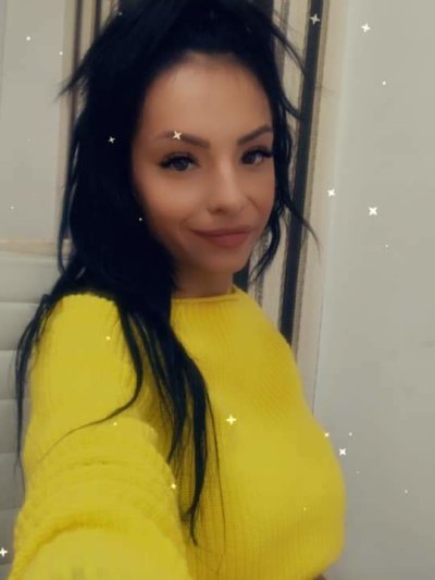 Julia_Bella naked stripping on cam for live sex video chat