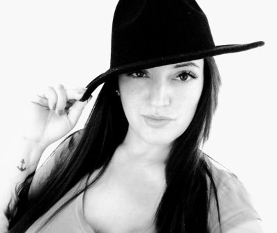 Juliet_Burke_ naked stripping on cam for live sex video chat