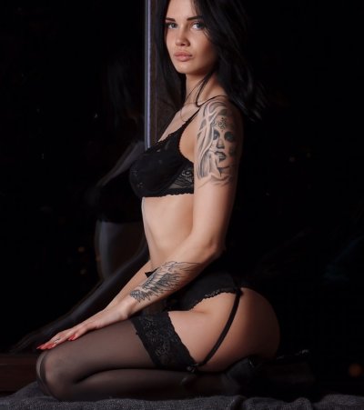 Kate_Pirs naked stripping on cam for live sex video chat