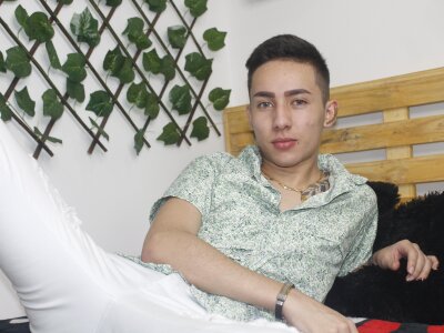Keen_Steel1 naked stripping on cam for live sex video chat