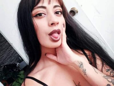 KELIELEWIS naked stripping on cam for live sex video chat