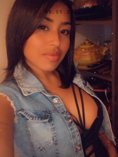 Kellystarhot naked stripping on cam for live sex video chat