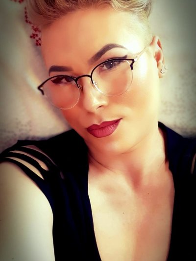 kendrasynn naked stripping on cam for live sex video chat