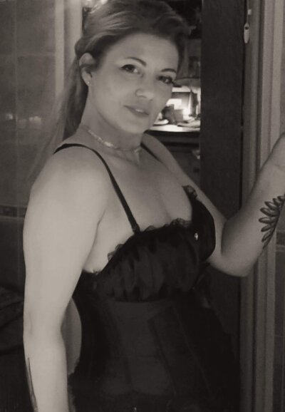 Kiera_bestie naked stripping on cam for live sex video chat