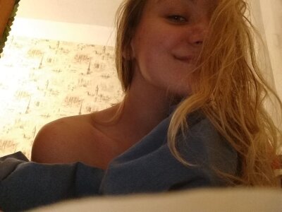 Kiss-Me-Now naked stripping on cam for live sex video chat