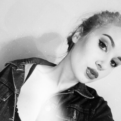 KissaSummer naked stripping on cam for live sex video chat