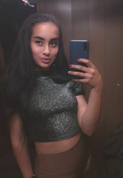 KlaudiaKelly naked stripping on cam for live sex video chat