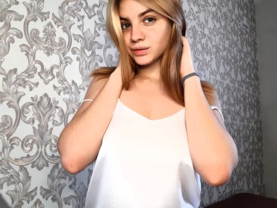 klubni4ka3 naked stripping on cam for live sex video chat