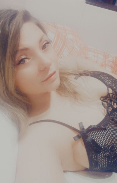 Krisli_Shoy naked stripping on cam for live sex video chat