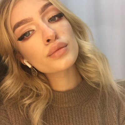 Kriss_adorable naked stripping on cam for live sex video chat