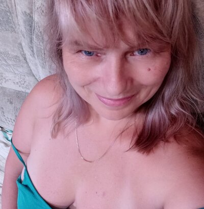 Kristinaglamor naked stripping on cam for live sex video chat