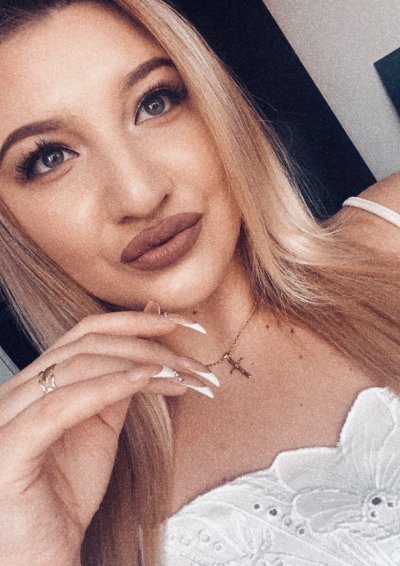 LadyAmy23 naked stripping on cam for live sex video chat