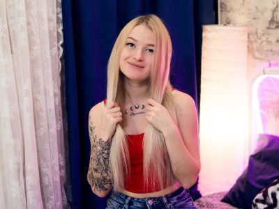 Laly_Peach naked stripping on cam for live sex video chat
