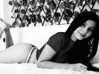 lauraa_8 naked stripping on cam for live sex video chat