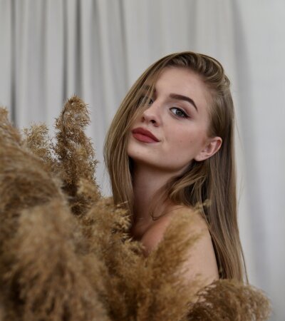 LemonyCute naked stripping on cam for live sex video chat