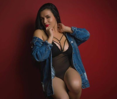 Lia_Simons naked stripping on cam for live sex video chat