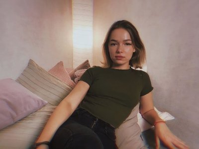 LilGeee naked stripping on cam for live sex video chat