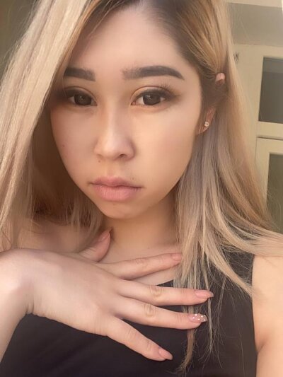 linamia naked stripping on cam for live sex video chat