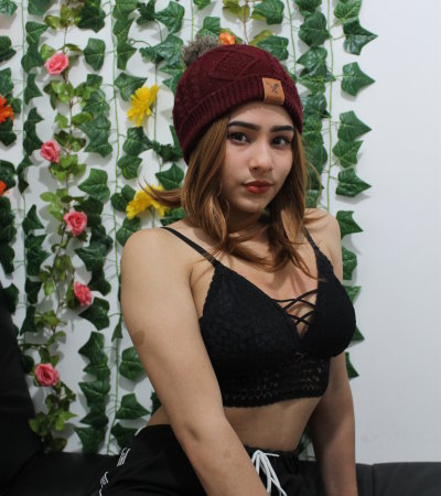 Linda_q naked stripping on cam for live sex video chat