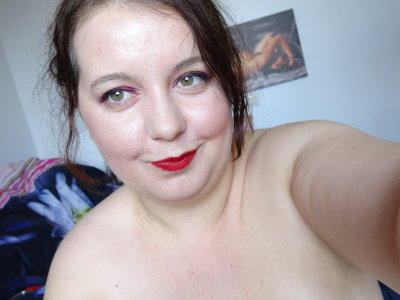 lindalovesexy naked stripping on cam for live sex video chat