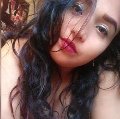 Lindsy_blue naked stripping on cam for live sex video chat