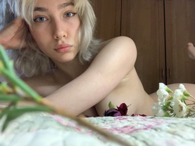 Lisa_Wassabi naked stripping on cam for live sex video chat