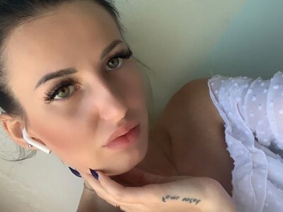 LisaCraft naked stripping on cam for live sex video chat