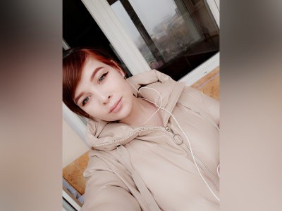 LisaQGold naked stripping on cam for live sex video chat