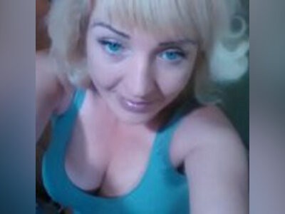LisaXSienna naked stripping on cam for live sex video chat