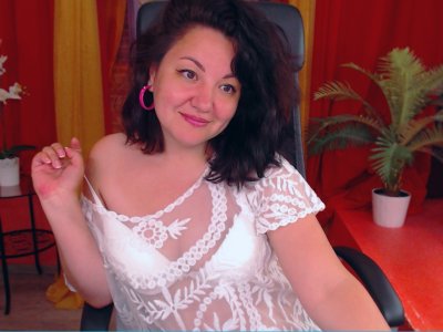 LoveMeEm naked stripping on cam for live sex video chat