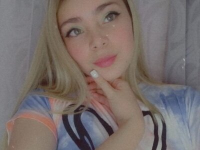 luna_sensual naked stripping on cam for live sex video chat