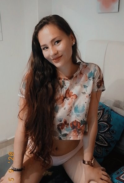 LUNAROBERTS naked stripping on cam for live sex video chat