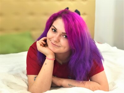 MaddiePink naked stripping on cam for live sex video chat