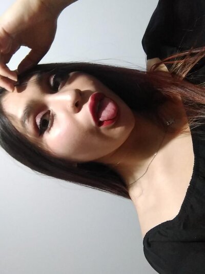 mailyn_k naked stripping on cam for live sex video chat