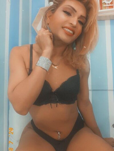 marilynxxrousse naked stripping on cam for live sex video chat