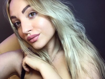 MaryFaith naked stripping on cam for live sex video chat