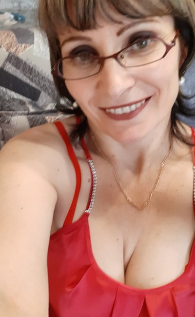 MelanieRush naked stripping on cam for live sex video chat