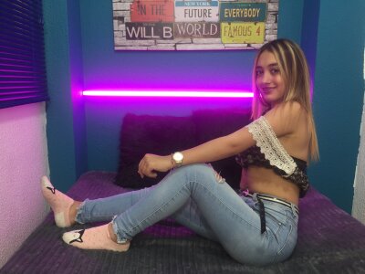 Melody_Squirt_ naked stripping on cam for live sex video chat