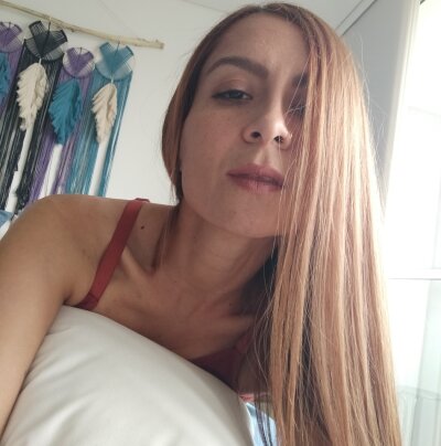 Mia-gray naked stripping on cam for live sex video chat