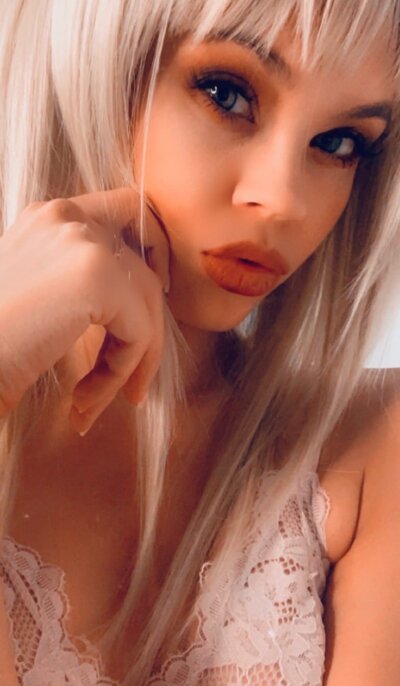 Miladaise naked stripping on cam for live sex video chat