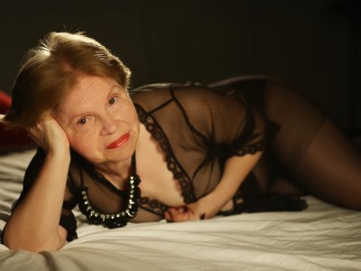 MILFEdith naked stripping on cam for live sex video chat
